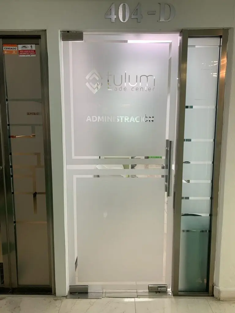 Puerta de oficina con vinil esmerilado en el centro de administración.