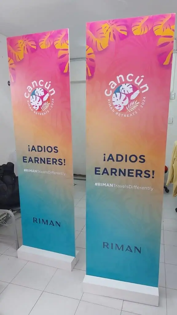 Banners de despedida en colores vibrantes para evento en Cancún.