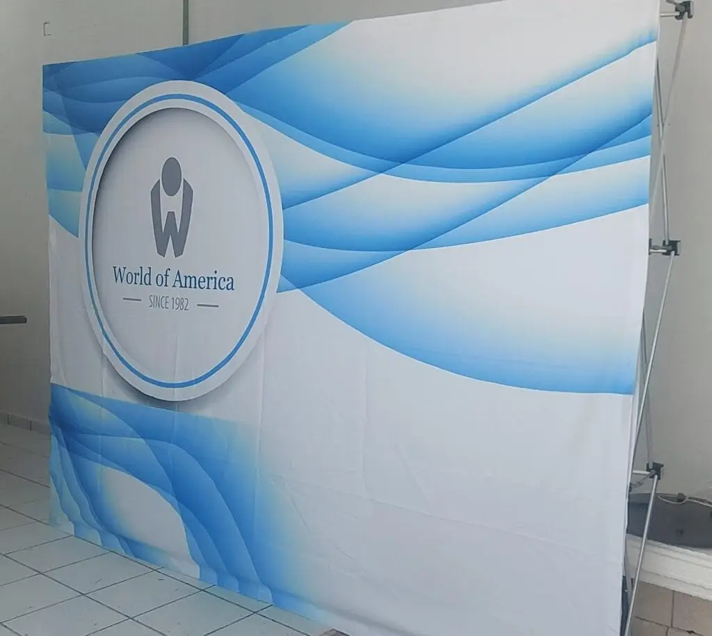 Fondo de banner con diseño azul y logo de World of America.