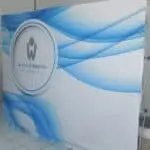 Fondo de banner con diseño azul y logo de World of America.