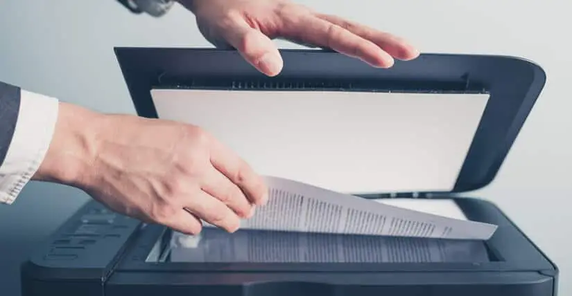 Persona usando escáner de alta velocidad para digitalizar documentos.
