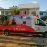 Camión de publicidad de Copytarget en una calle de Cancún.