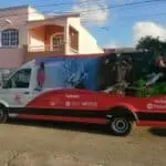 Camioneta de Copytarget Cancun con publicidad en la calle.